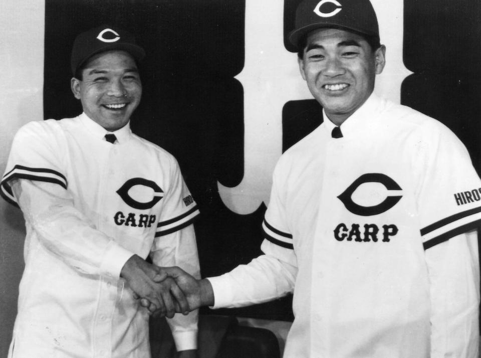 　中日から広島に移籍、ユニホームに身をつつみ笑顔がこぼれる音重鎮（左）と山田和利さん＝１９９１（平成３）年１月１２日