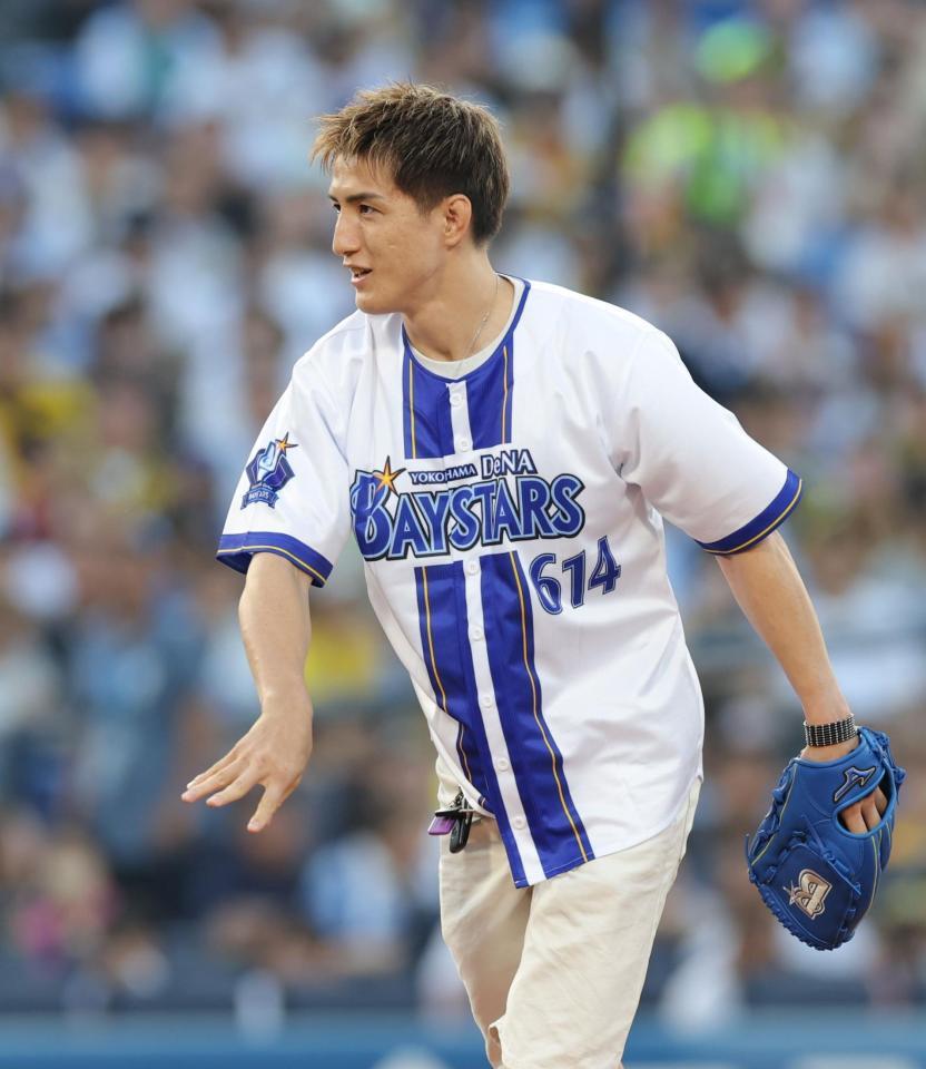 　始球式を務めた井上直樹（撮影・西岡正）