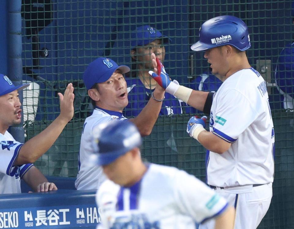 　３回、先制ソロを放った筒香を迎える三浦監督（撮影・金田祐二）