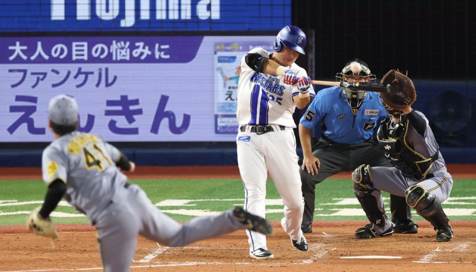 　４回、右越えソロを放つ筒香（撮影・金田祐二）