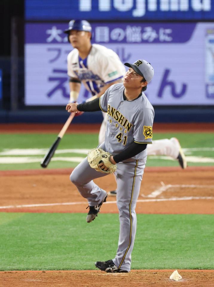 　４回、筒香にソロを浴びる村上（撮影・金田祐二）