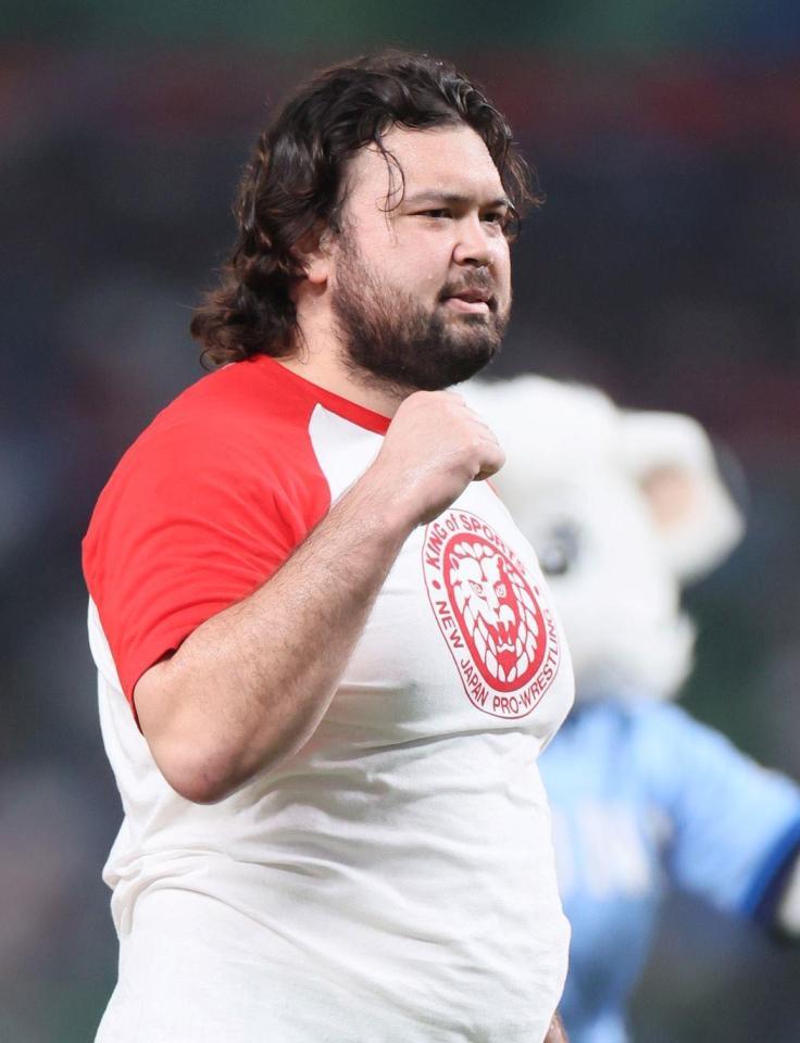 　始球式に臨むウルフ・アロン（撮影・石井剣太郎）