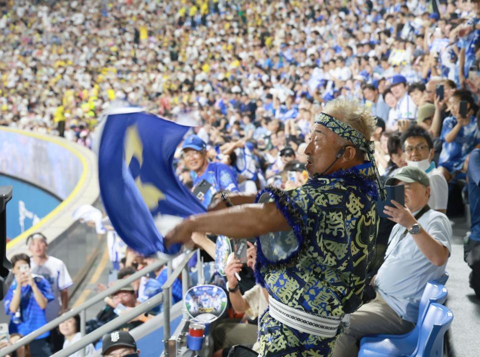 　スタンドから熱波を送る角田信朗（撮影・金田祐二）