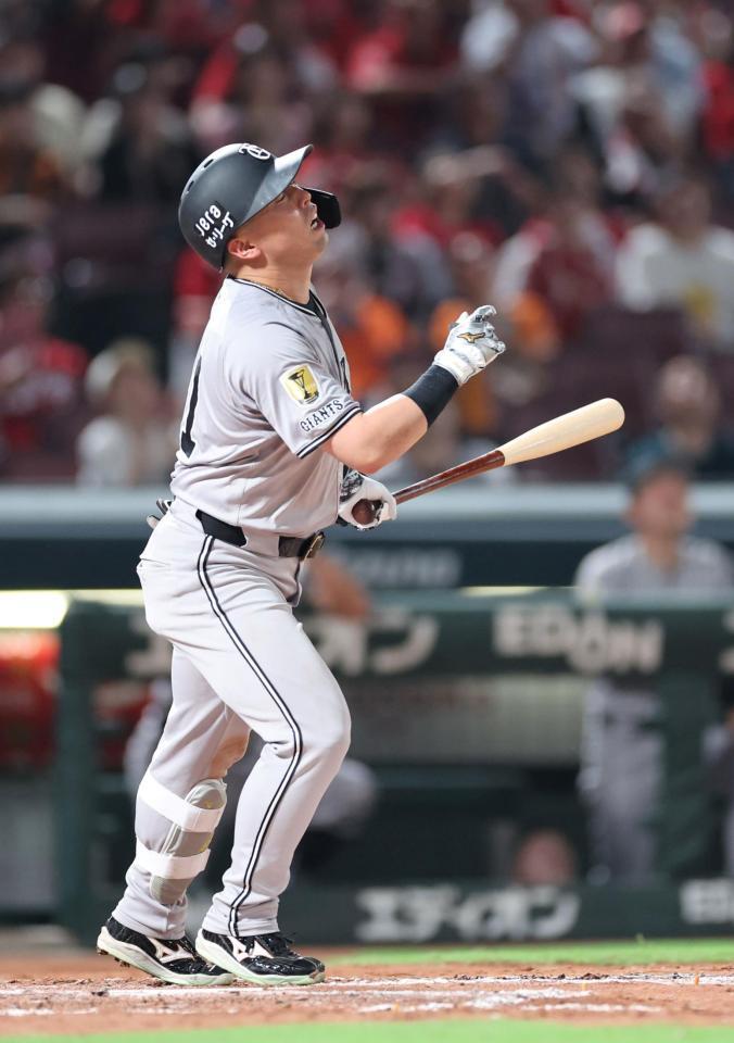 　８回、二飛に倒れ、顔をしかめる浅野（撮影・市尻達拡）