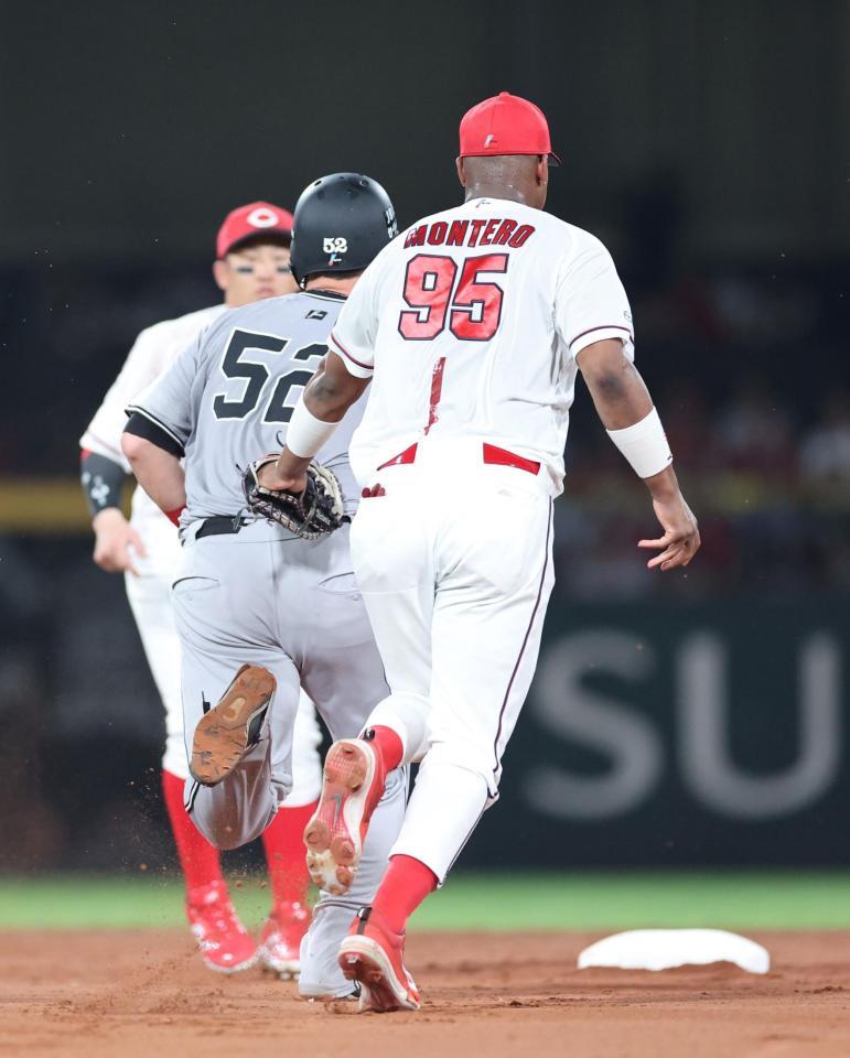 　５回、岸田の一ゴロで飛び出し、タッチアウトになるリチャード（撮影・市尻達拡）