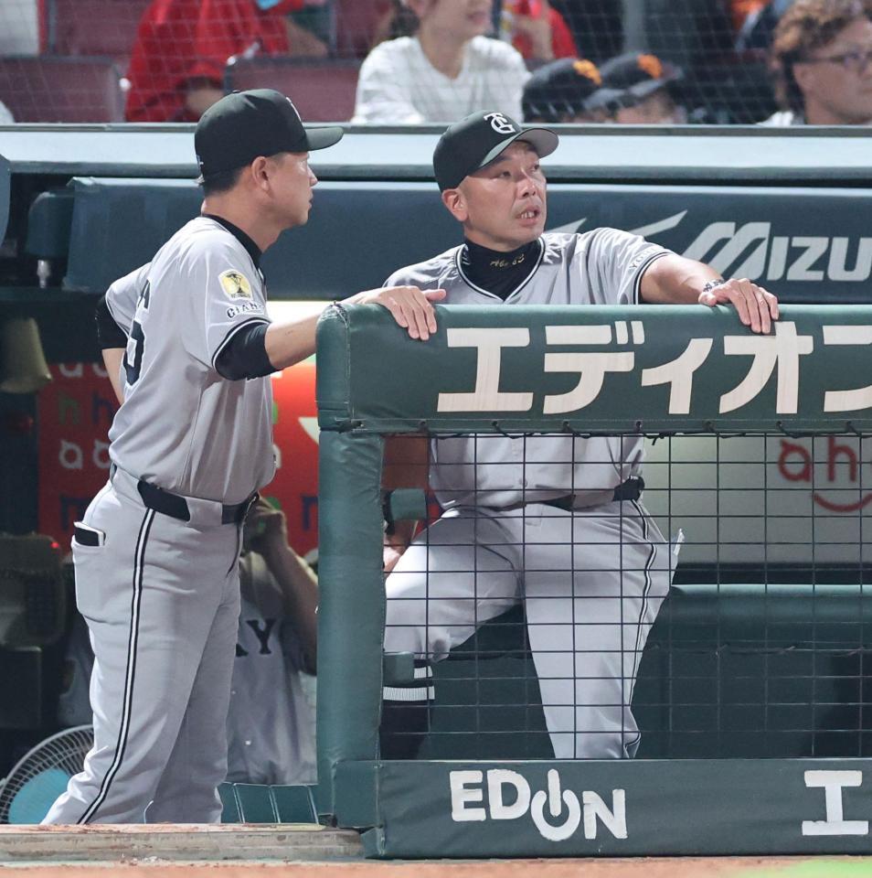 　７回の攻撃を前に、二岡コーチと話し合う阿部監督（撮影・市尻達拡）