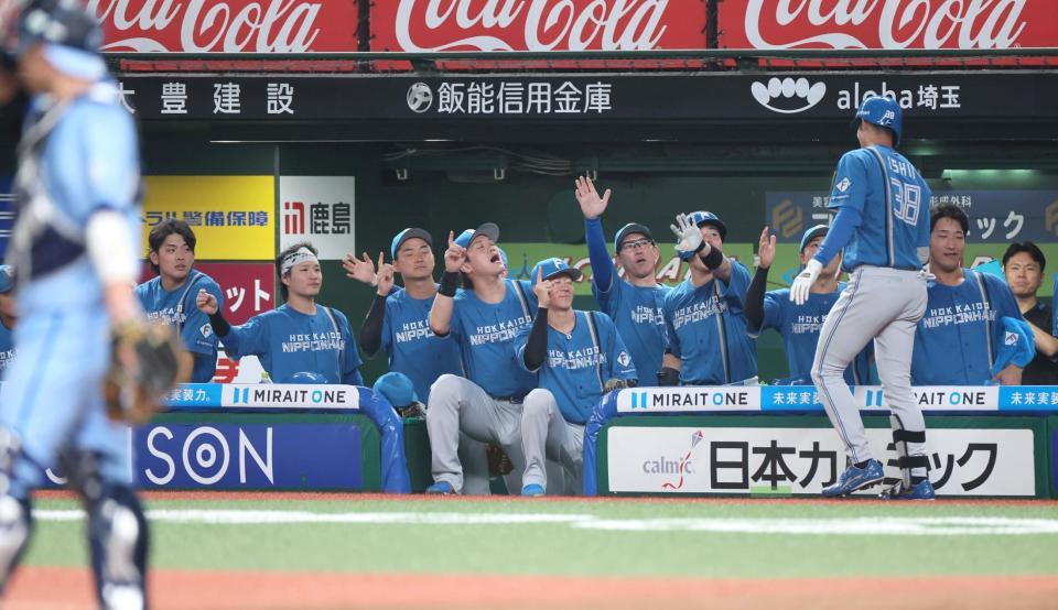 　３回、本塁打を放った石井（３８）＝撮影・石井剣太郎