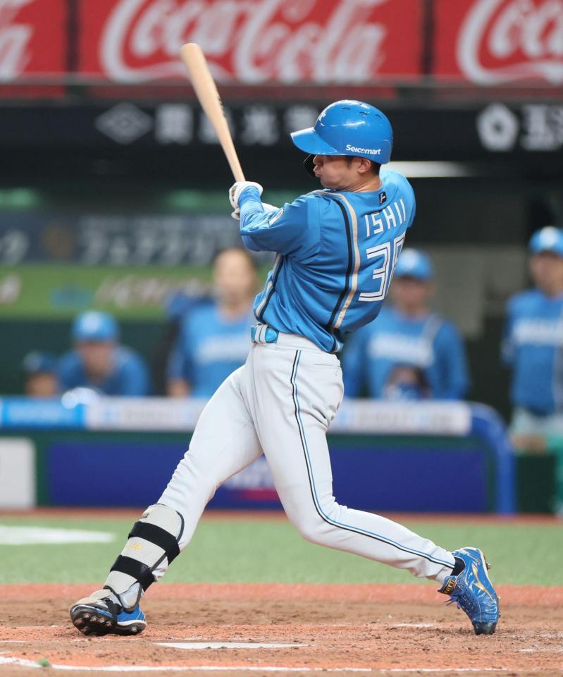 　３回、本塁打を放つ石井（撮影・石井剣太郎）