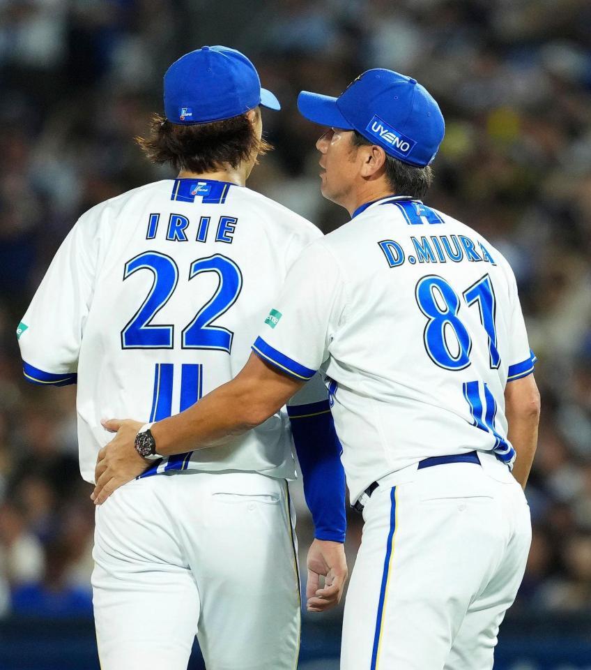 　９回、逆転２ランを浴びた入江（左）に降板を告げる三浦監督