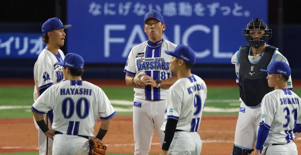 　９回、入江が逆転を許し厳しい表情の三浦監督（撮影・金田祐二）