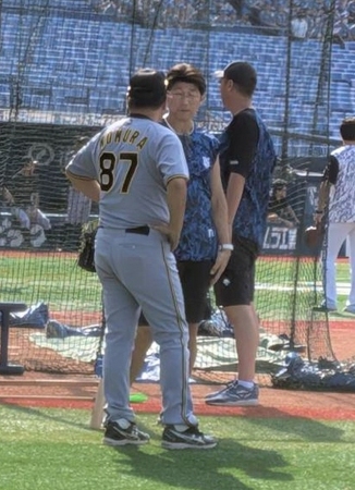 　談笑する三浦監督（右）と野村コーチ