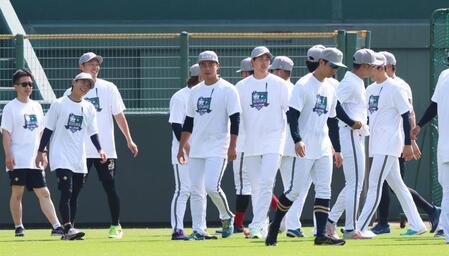 そろいのＴシャツを着て練習する投手陣（立川洋一郎）