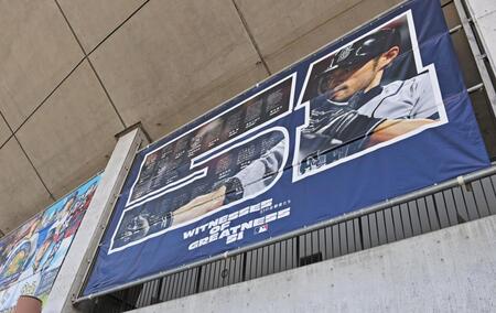 球場の壁面を飾るイチローのバナー（撮影・立川洋一郎）