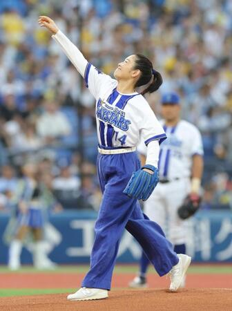 始球式を務める石田ひかり（撮影・西岡正）