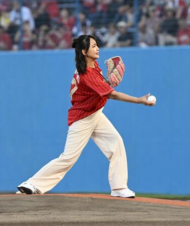 【写真】4児ママ女優 地元で始球式「肘を痛めて」まさかの下投げ