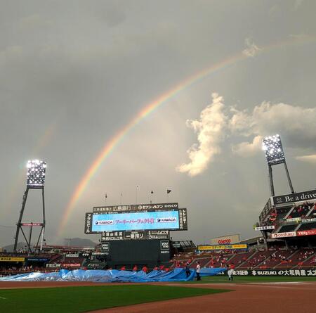 雨上がりのマツダスタジアムに、２本の虹がかかる（撮影・市尻達拡）