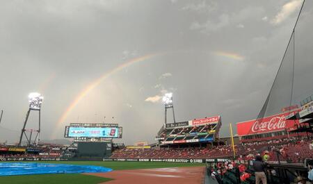 雨上がりのマツダスタジアムに、２本の虹がかかる（撮影・市尻達拡）