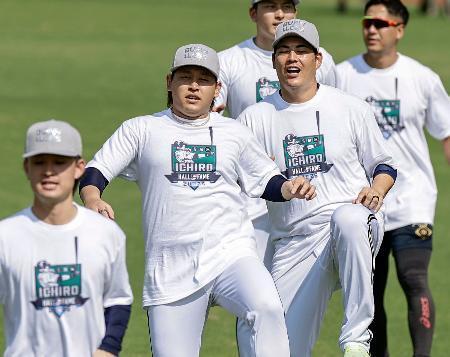 　イチローさんが米国野球殿堂入りしたことを祝い、記念Ｔシャツを着て試合前練習をする宮城（左から２人目）らオリックスナイン＝２７日、ほっともっと神戸