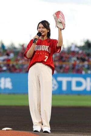 始球式を務めた加藤夏希（楽天野球団提供）