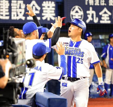 ６回、ソロを放ち、ナインとタッチを交わす筒香（右）＝撮影・西岡正