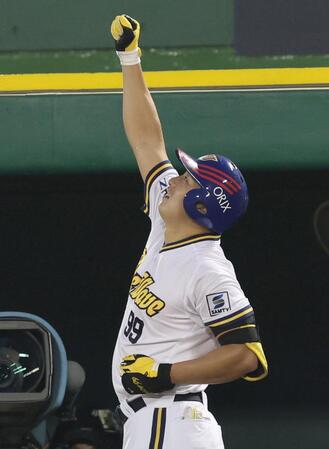 　２回、ソロを放って生還しラオウポーズを見せる杉本（撮影・立川洋一郎）