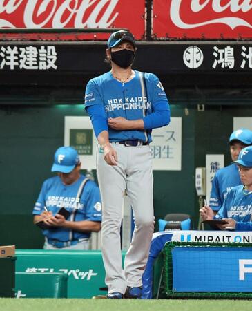 ４回、山崎の交代を告げる新庄監督（撮影・石井剣太郎）