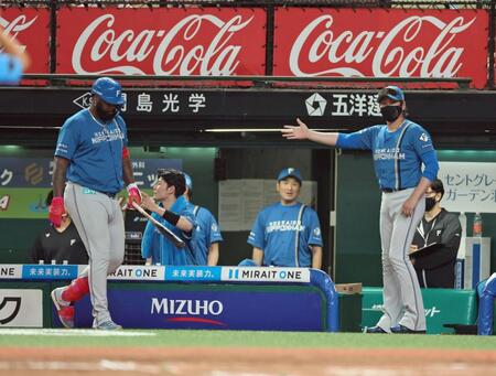 ７回、代打・レイエス（左端）を告げる新庄監督（右）＝撮影・石井剣太郎