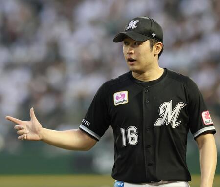 １回を投げ終えてベンチへ向かう種市（撮影・立川洋一郎）