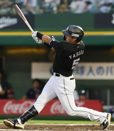 １回、右前へ先制の２点適時打を放つ安田（撮影・立川洋一郎）