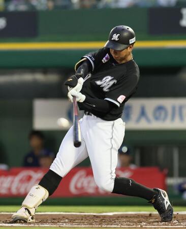 １回、左中間へ２点適時二塁打を放つ上田（撮影・立川洋一郎）