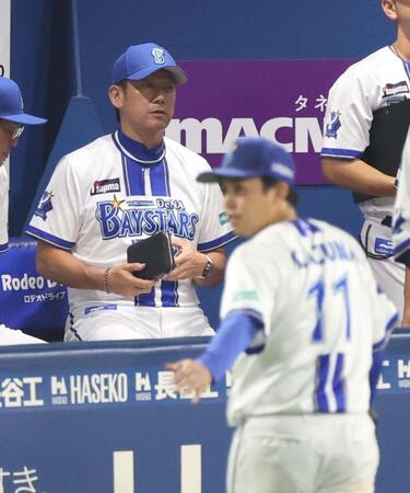 東が粘投も厳しい表情の三浦監督（撮影・金田祐二）