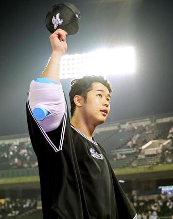 ５勝目を挙げスタンドのファンに手を振る種市（撮影・立川洋一郎）