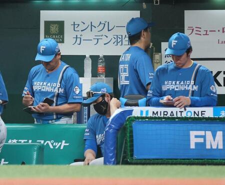 ７回を終えベンチで首をかしげる新庄監督（右から３人目）＝撮影・石井剣太郎