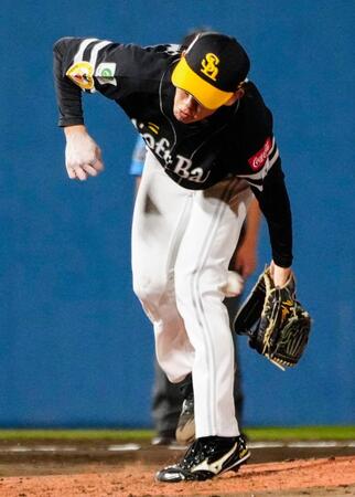 ５回、辰己の打球に反応する大津。遊ゴロ併殺に仕留めた