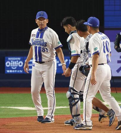 ４回、治療に向かう山本（左から２人目）を心配そうにする三浦監督（左端）＝撮影・金田祐二