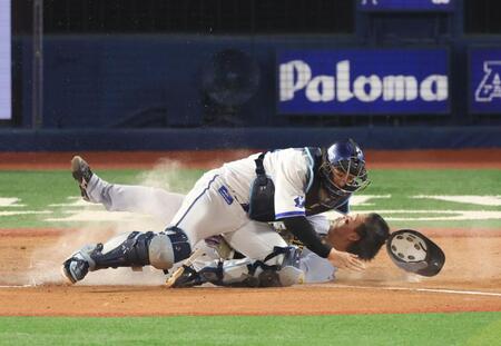 ４回、大山の先制適時打二塁打で一走・森下と山本が本塁で交錯（撮影・金田祐二）