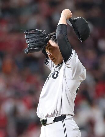 ５回、ピンチを招き、汗をぬぐう森田（撮影・市尻達拡）