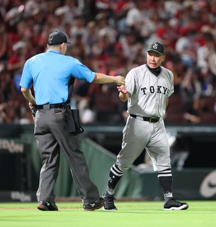 ５回、投手交代のため、審判から球を受け取る阿部監督（撮影・市尻達拡）