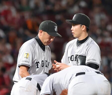 ５回、森田（右）の降板を告げた阿部監督（撮影・市尻達拡）