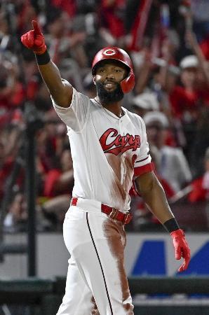 　５回、先制２点打を放ち、喜ぶ広島・ファビアン＝マツダ