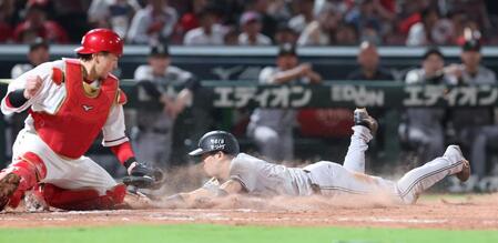 ９回１死一、三塁、リチャードの一ゴロで、本塁へ滑り込む門脇誠（撮影・市尻達拡）