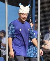 　キャラクターの帽子をかぶる筒香（撮影・田中太一）