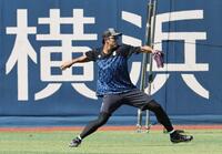　キャッチボールをする藤浪（撮影・田中太一）