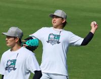 イチローＴシャツを着てキャッチボールをする宮城（撮影・立川洋一郎）