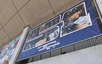 球場の壁面を飾るイチローのバナー（撮影・立川洋一郎）