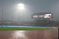 激しい雨が降り続けるマツダスタジアム（撮影・市尻達拡）