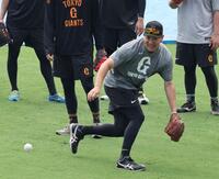 ノックを受ける田中（撮影・市尻達拡）