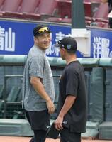 練習中、笑顔を見せる田中（左）＝撮影・市尻達拡