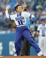 始球式を行う石田ひかり（撮影・田中太一）