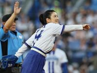 始球式をする石田ひかり（撮影・田中太一）